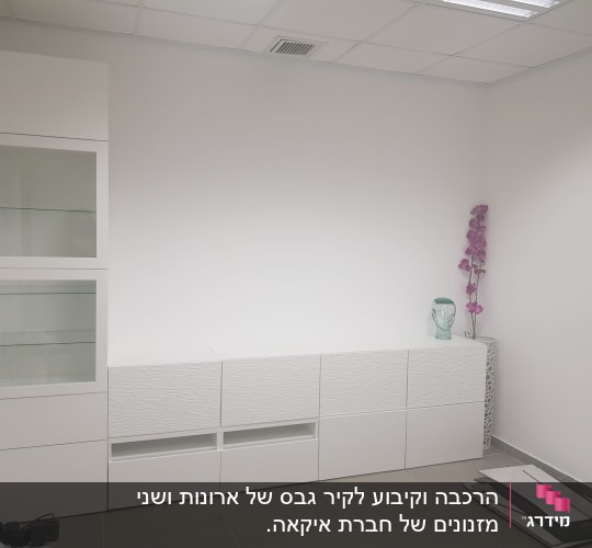 חדר עם אריחים וכלי עבודה בפינה
